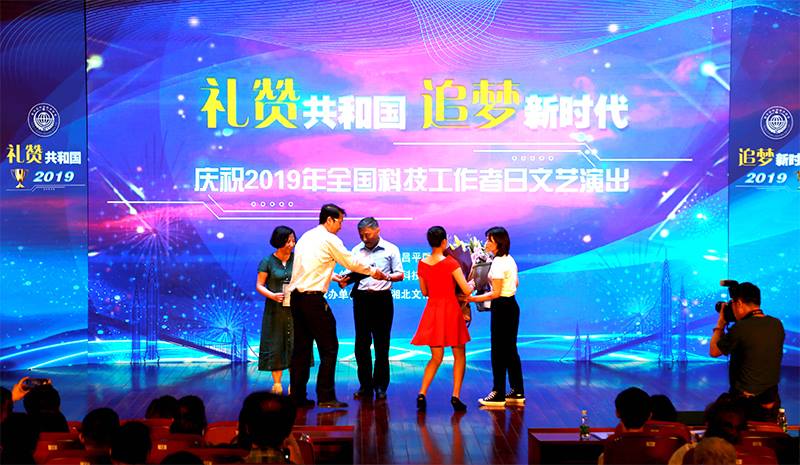 为东华原医疗姜黎滨总经理颁发感谢状