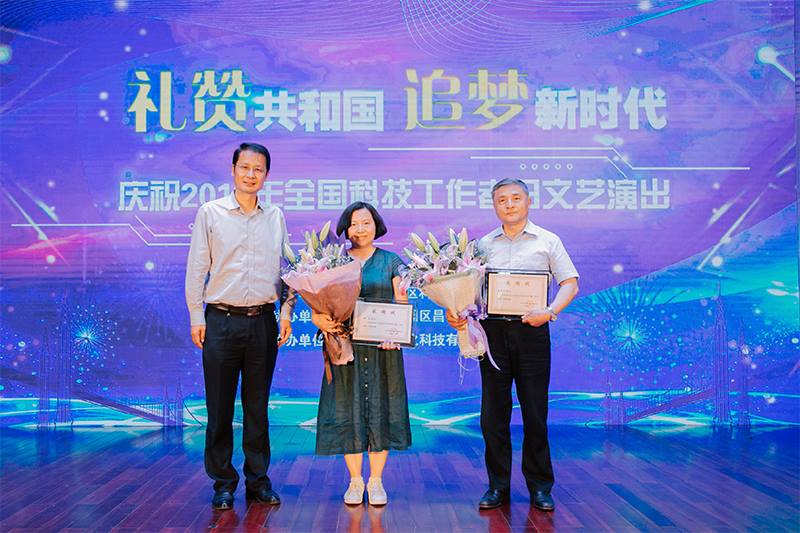 为东华原医疗姜黎滨总经理颁发感谢状
